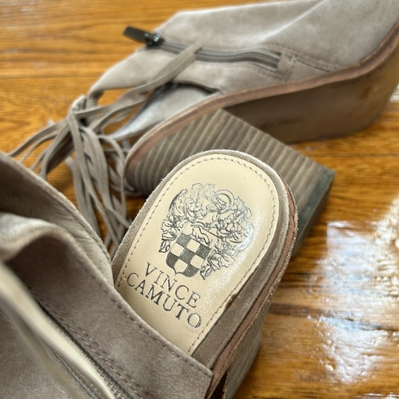Vince Camuto Kyleena style fringe booties.  Zip side. Clunky 4” heel. Size 7.5 - Picture 7 of 10